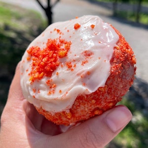 Hot Cheeto & White Cheddar Buttercreme Keks Rezept | Gourmet Gefüllte Keks-Rezepte | Große gefüllte Keks-Rezepte | Spicy Cookie | Kekse