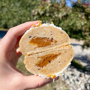 Recette de biscuits au chocolat blanc, noix de coco, caramel et café | Recettes de biscuits farcis gastronomiques | Recettes de desserts faits maison |