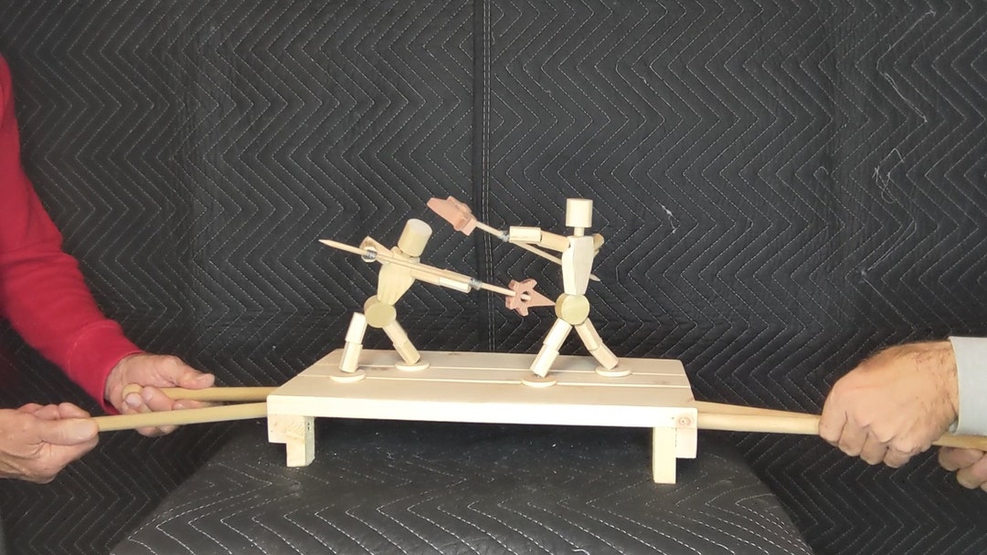 Bataille d'homme en bambou en ballon,2024 Nouvelles marionnettes d'escrime  en bois faites à la main, jeu de bataille de bots en bois pour 2 joueurs,  combat de ballons rapide, frapper un ballon