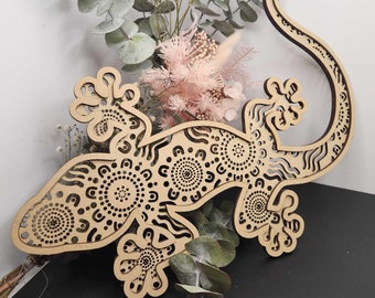 Arte mural de lagarto de madera grabada / Diseño indígena, decoración de tótem