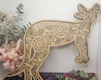 Arte mural de canguro de madera grabado / Tótem de diseño indígena