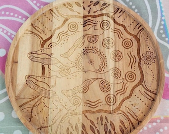 Tabla de servir de diseño aborigen / utensilios de cocina / Paleta redonda de madera de acacia / Ballena