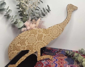 Arte mural con tótem de emú grabado / Decoración indígena australiana