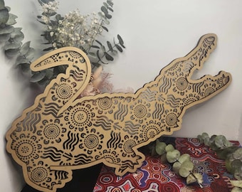 Arte mural de cocodrilo grabado / Tótem animal indígena, madera cortada con láser