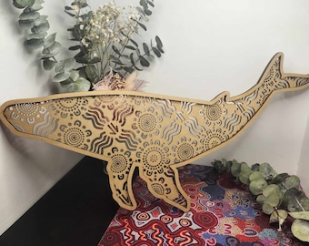 Arte mural de madera con ballena grabada / Diseño indígena, decoración bohemia