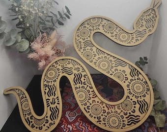 Arte mural de serpiente de madera grabada / Decoración indígena australiana