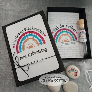 Geldgeschenk für Geburtstag mit Namen personalisierbar Wunscherfüller Geschenkbox mit Glücksbringer Stein Regenbogen Sei du selbst