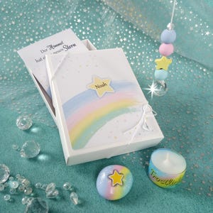 Trauerbox mit Sonnenfänger u. Gedenkstein für Sternenkind, Personalisierbares Trost-Set zur Beileidsbekundung, Erinnerungsbox mit Regenbogen