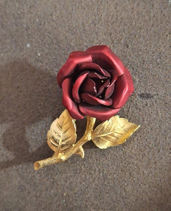 Vintage Gold Tone Red Rose Enamel Pin/Brooch. - image 7