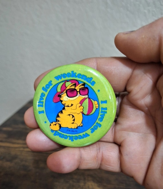 1978 Garfield I Live For Weekend Pinback Button/P… - image 1