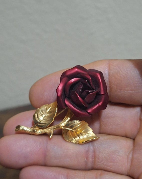 Vintage Gold Tone Red Rose Enamel Pin/Brooch. - image 2