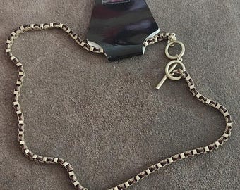 Collar Cookie Lee de los años 90 con cadena tipo caja y cierre de palanca distintivo. Nuevo con etiquetas.
