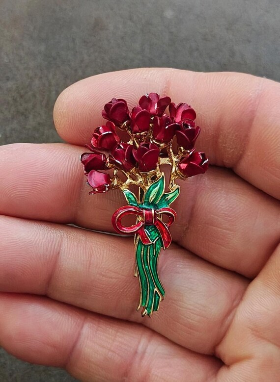 1970s Red Rose Flowers Bouquet Gold Tone Enamel B… - image 1