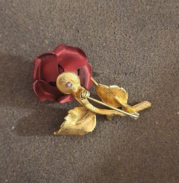 Vintage Gold Tone Red Rose Enamel Pin/Brooch. - image 5