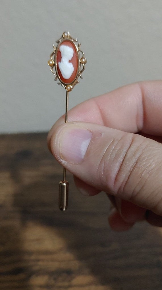 1978 Avon Victorian Style Cameo with Faux Pearls