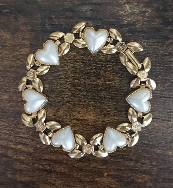 Dainty Vintage Bracelet Pearlized Hearts With Gold