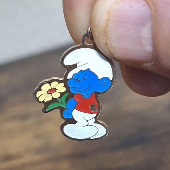 1980 Bashful Smurf Flower Pendant