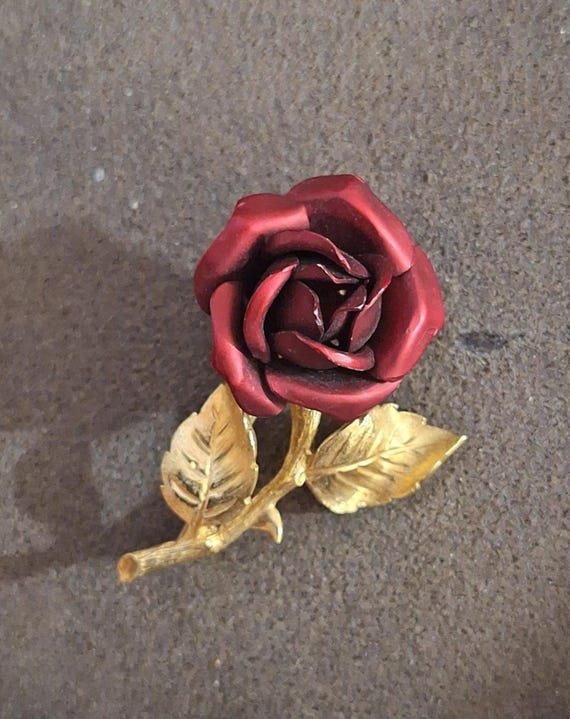 Vintage Gold Tone Red Rose Enamel Pin/Brooch. - image 3