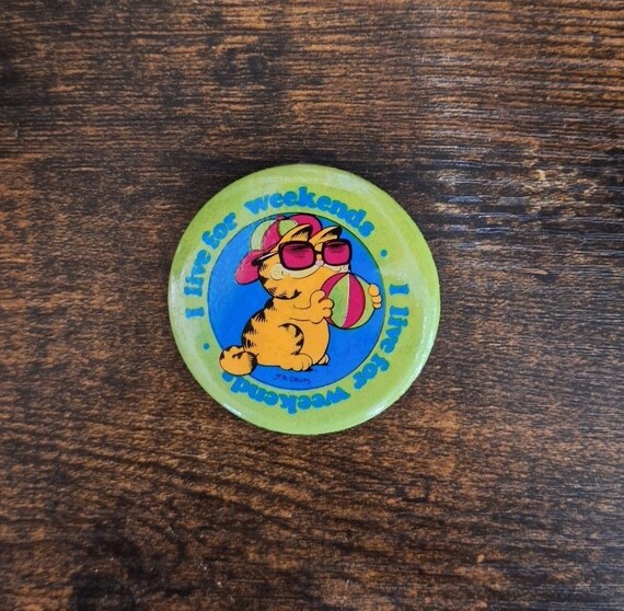 1978 Garfield I Live For Weekend Pinback Button/P… - image 2