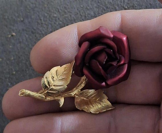 Vintage Gold Tone Red Rose Enamel Pin/Brooch. - image 6