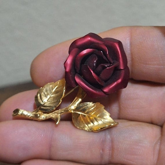 Vintage Gold Tone Red Rose Enamel Pin/Brooch. - image 9