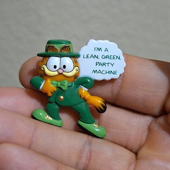 1978 Enesco St. Patrick's Day Garfield Pin - image 1