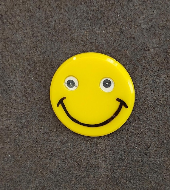 1950/60's Rare HTF Lenticular Winking Yellow Plastic Happy Smiling Face Pin