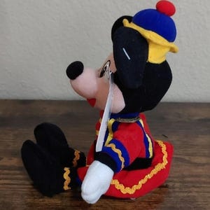 Muñeco de peluche de 23 cm de Mickey Mouse Cascanueces, años 90 imagen 3