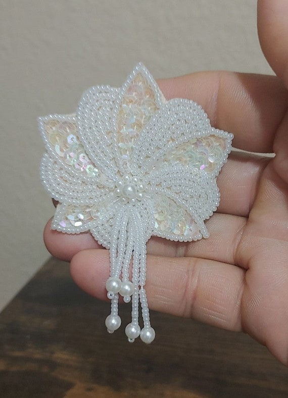 1990 Avon White Beaded Flower Fringe Pin/Brooch