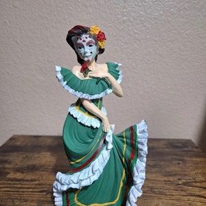 Dia De Los Muertos/Day of the Dead/Sugar Skull Posing Catrina Figurine