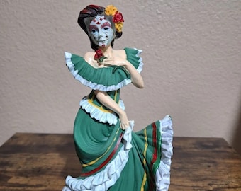 Dia De Los Muertos/Day of the Dead/Sugar Skull Posing Catrina Figurine
