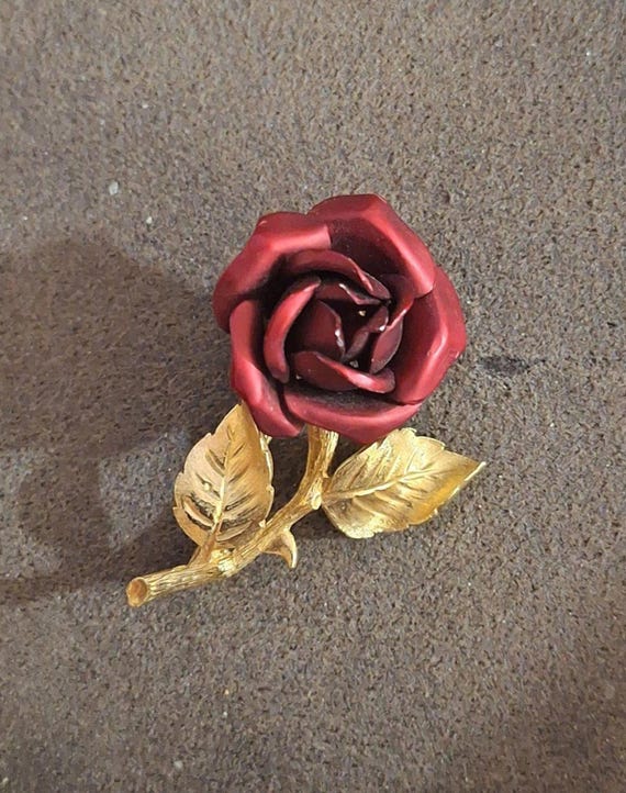 Vintage Gold Tone Red Rose Enamel Pin/Brooch. - image 4