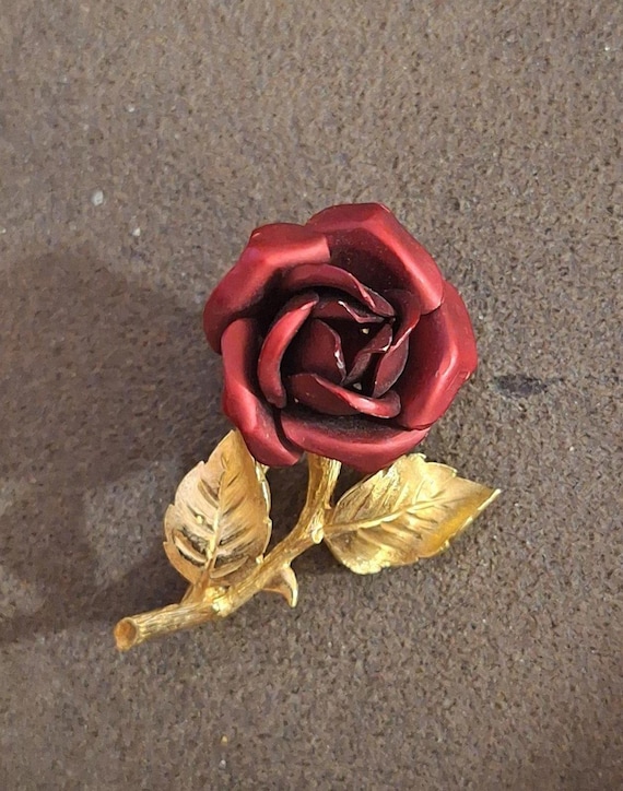 Vintage Gold Tone Red Rose Enamel Pin/Brooch. - image 8