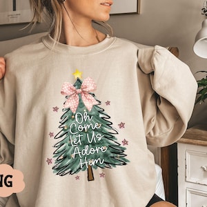 Oh kom, laten we hem aanbidden png, retro kerstboom met roze coquette, Jesus Christmas png, kerstboom png, christelijke kerst png
