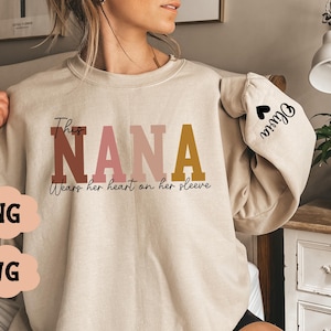 Esta Nana usa seu coração na manga SVG personalizado Mama, nomes de crianças, presente de dia das mães, presente SVG para ela, arquivo digital
