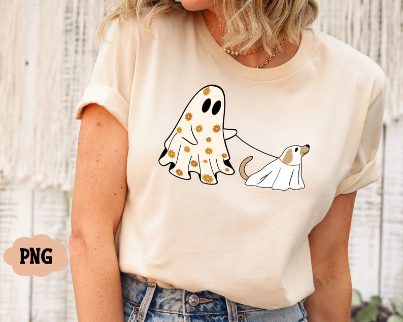 Puede incluir: Una camiseta blanca con un fantasma que lleva un estampado floral y un perro fantasma con una correa.