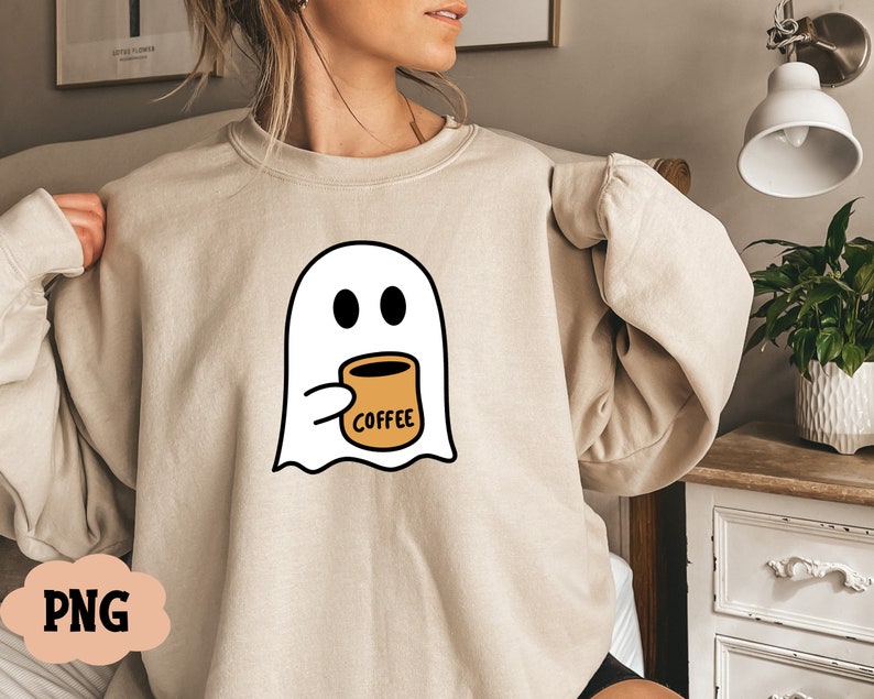 Pu&ograve; includere: Una felpa beige con un fantasma bianco che tiene una tazza di caff&egrave; con la scritta "Coffee".