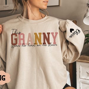 Cette grand-mère porte son coeur sur sa manche Maman personnalisée SVG, noms d'enfants, cadeau fête des mères, cadeau Svg pour elle, fichier numérique