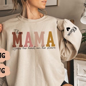 Diese Mama trägt ihr Herz auf ihrem Ärmel SVG benutzerdefinierte Mama, Kindernamen, Muttertagsgeschenk, Geschenk für sie, digitale Datei