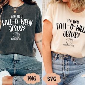 以下が含まれることがあります： 2枚のTシャツ。1枚はチャコールグレー、もう1枚はクリーム色で、それぞれに「are you FALL-O-WEEN JESUS?」の文字とカボチャのグラフィックがプリントされています。「matthew 4:13」の文字も。カジュアルで秋にぴったりのTシャツです。