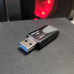 10 of the most popular Linux distributions on ONE USB flash drive!