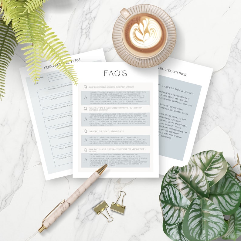 Puede incluir: Primer plano de un documento azul claro con el t&iacute;tulo "FAQ's" en fuente gris oscuro. El documento contiene preguntas y respuestas sobre las sesiones de coaching, incluyendo c&oacute;mo funcionan las sesiones de coaching, qu&eacute; sucede si los clientes necesitan ayuda adicional y cu&aacute;l es la pol&iacute;tica de cancelaci&oacute;n.