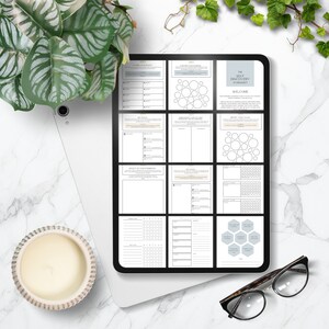 Puede incluir: Una tableta digital que muestra un cuaderno de trabajo de autodescubrimiento con un esquema de color gris y blanco. El cuaderno incluye secciones para explorar tus valores, identificar tus fortalezas y establecer metas. El t&iacute;tulo del cuaderno es "The Self Discovery Workbook".