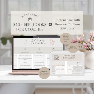 Könnte beinhalten: Ein roségoldenes Laptop und Tablet zeigen Inhalte für Coaches, darunter Reel-Hooks, Bildunterschriften und Anleitungen. Das Bild zeigt auch eine Vase mit rosa Blumen und den Text "Done-For-You" und "Content Bank for Coaches."