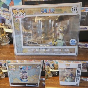 Puede incluir: Un set de figuras de vinilo Funko Pop Rides que incluye a Barbablanca con el barco Moby Dick de One Piece, numerado 127. El coleccionable viene en una caja transparente con un fondo de mapa y la pegatina de Funko Shop Exclusive.