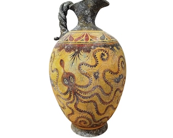 Pode incluir: Um jarro de cerâmica amarela com uma alça e bico escuros. O jarro é decorado com um desenho de polvo castanho e padrões florais vermelhos e castanhos. O jarro tem um aspeto texturizado e envelhecido.