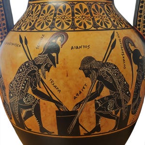 Op de afbeelding: Zwarte en oranje Griekse amphora met zwarte figuren van twee krijgers, een met een helm en de ander met een baard, beiden met speren. De amphora is versierd met een zwart en oranje geometrisch patroon rond de bovenkant. De tekst "AIANTOS", "TESAPA" en "ONE/TO/PIADES KALOS" staat op de amphora.