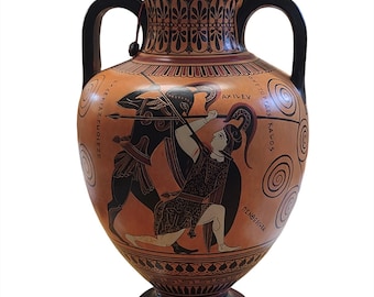 Pode incluir: Uma ânfora grega preta e laranja com uma cena pintada em preto e branco de duas figuras lutando. A ânfora tem duas alças e um corpo redondo. O texto na ânfora diz "KALOS ETOI  AXIEY  MENESTHAI".