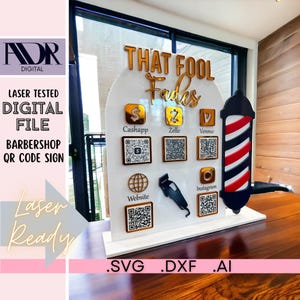Könnte beinhalten: Ein weißes Acryl-Friseursalon-QR-Code-Schild mit goldfarbenen Buchstaben und Symbolen. Das Schild enthält QR-Codes für Cashapp, Zelle, Venmo, Website und Instagram. Auf der rechten Seite befindet sich eine Barbierstange. Auf dem Schild steht "THAT FOOL Fades".