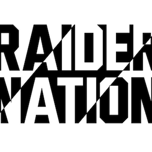 Może przedstawiać: Wyrazisty czarno-biały projekt graficzny z napisem "RAIDER NATION". Tekst ułożony jest w dwóch warstwach, z przekątną przecinającą litery. Projekt jest prosty, ale efektowny.